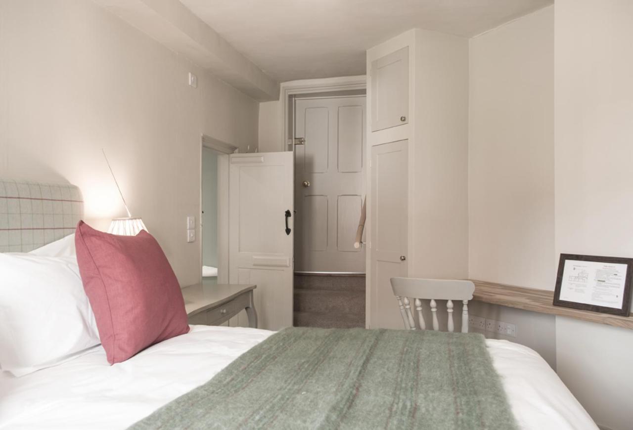 The Greyhound Inn Уонтейдж Экстерьер фото