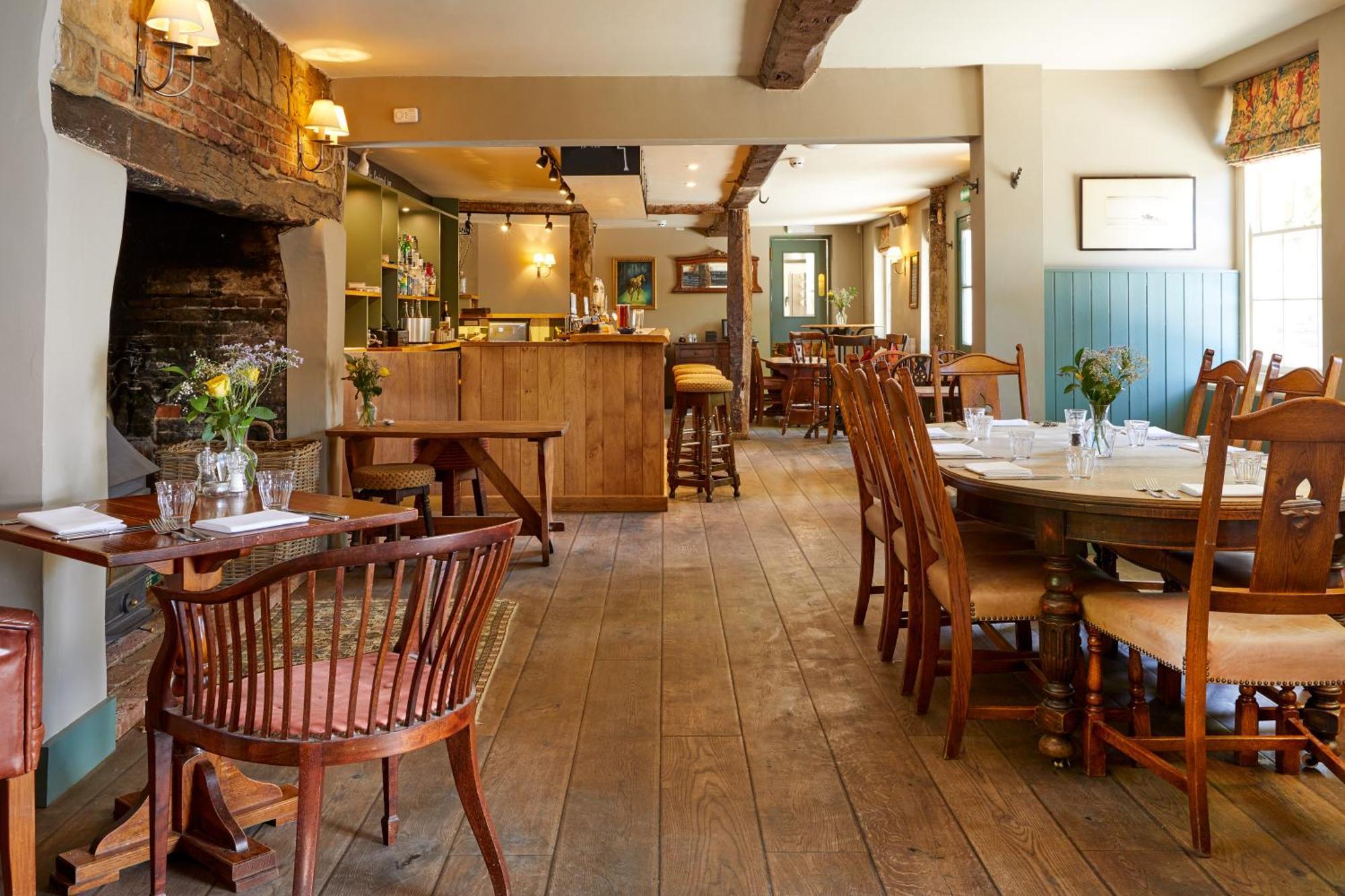 The Greyhound Inn Уонтейдж Экстерьер фото