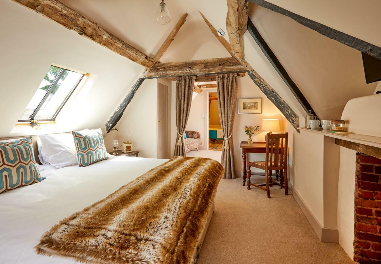 The Greyhound Inn Уонтейдж Экстерьер фото